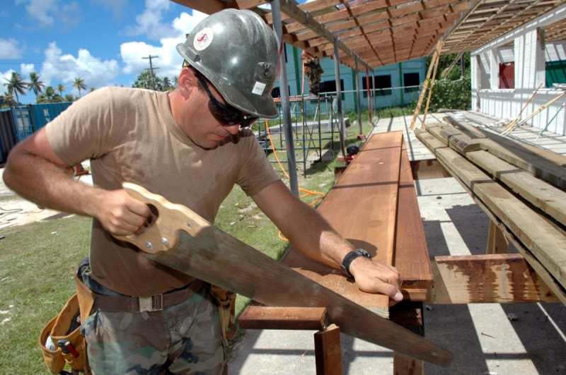 menuisier-SAUZE-min_worker_construction_building_carpenter_male_job_build_helmet-893290